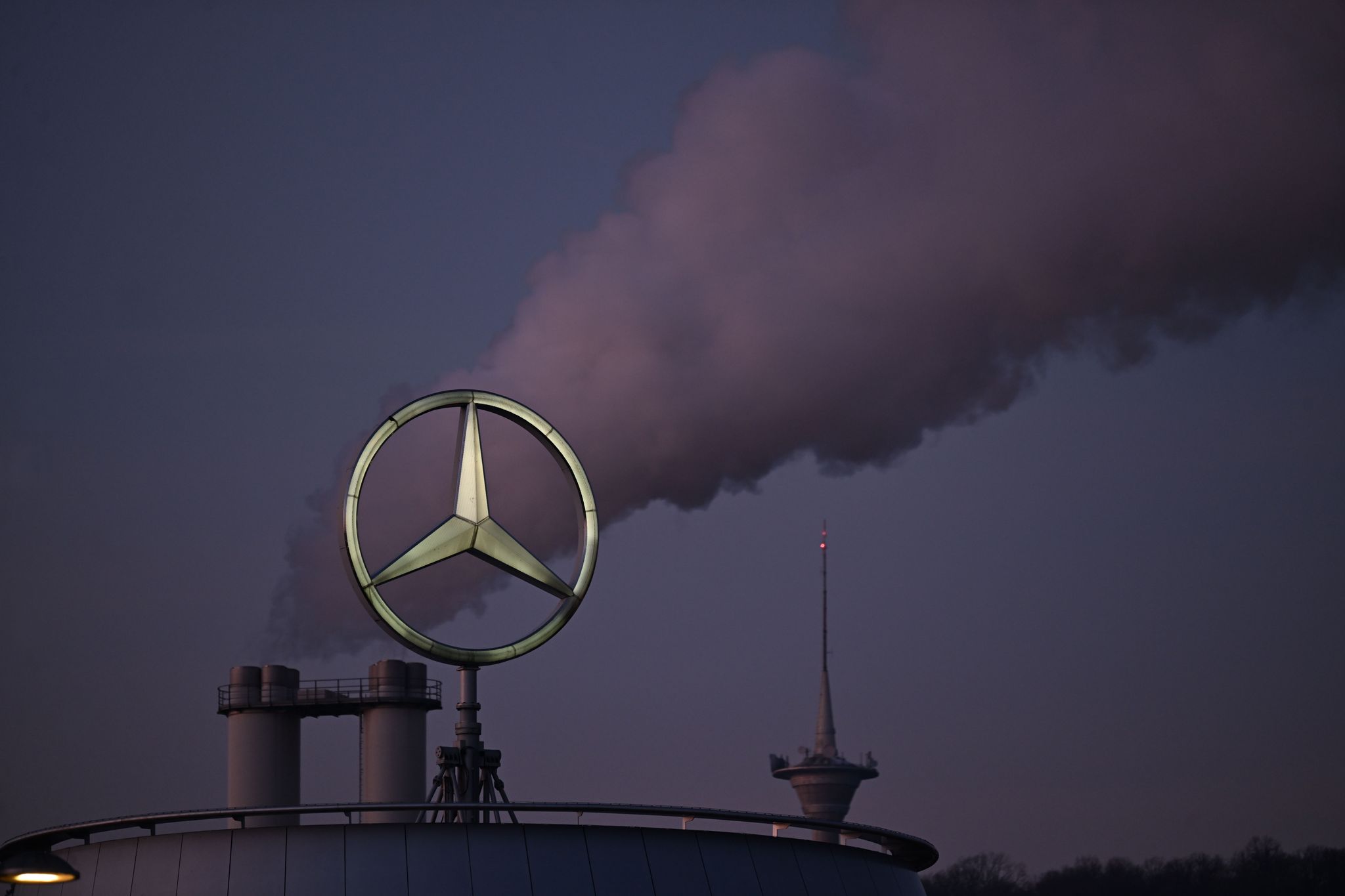 Mercedes-Benz verkauft zu Jahresbeginn weniger Fahrzeuge