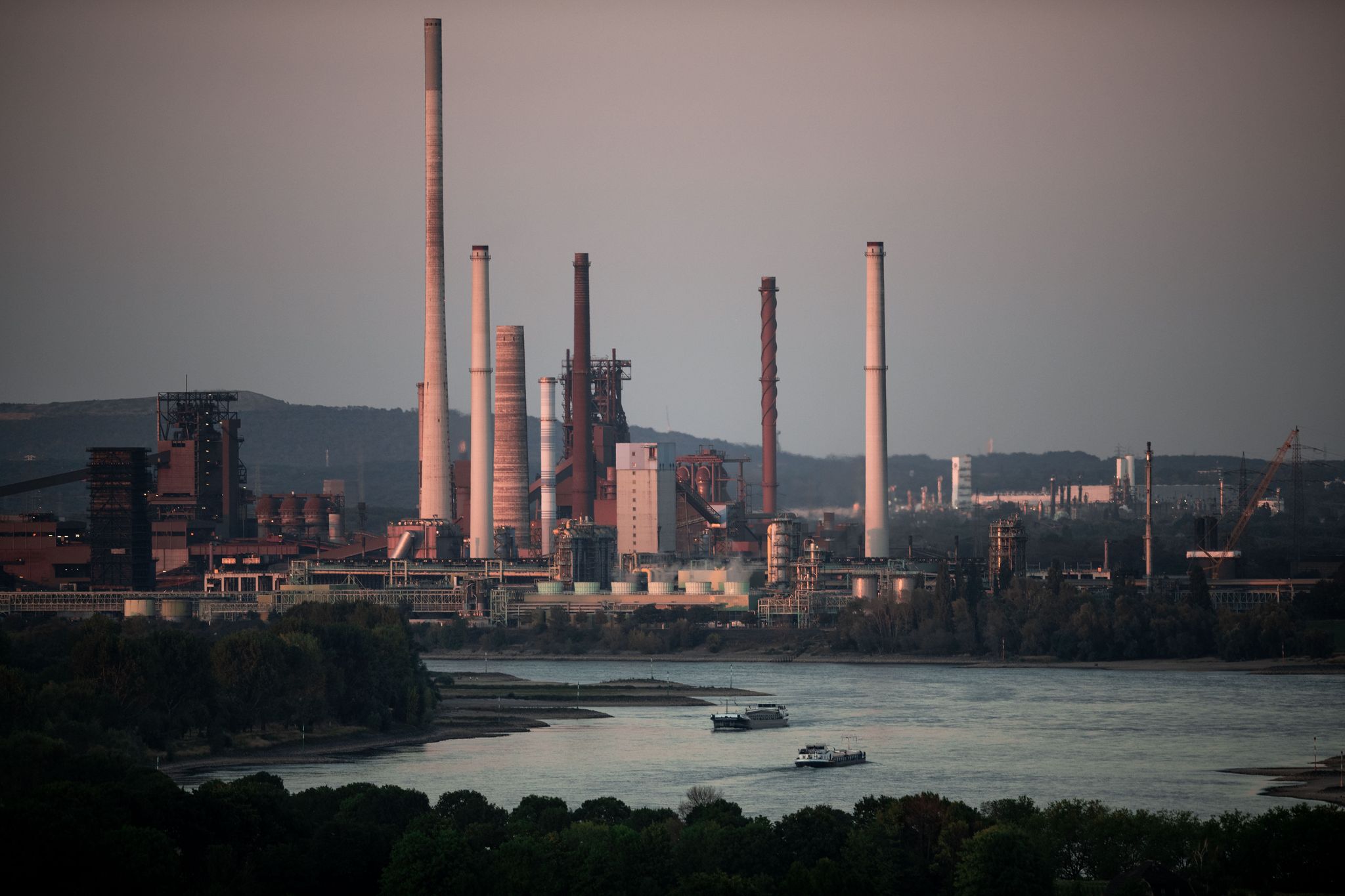 Niedrigwasser im Rhein: Thyssenkrupp belädt Schiffe geringer