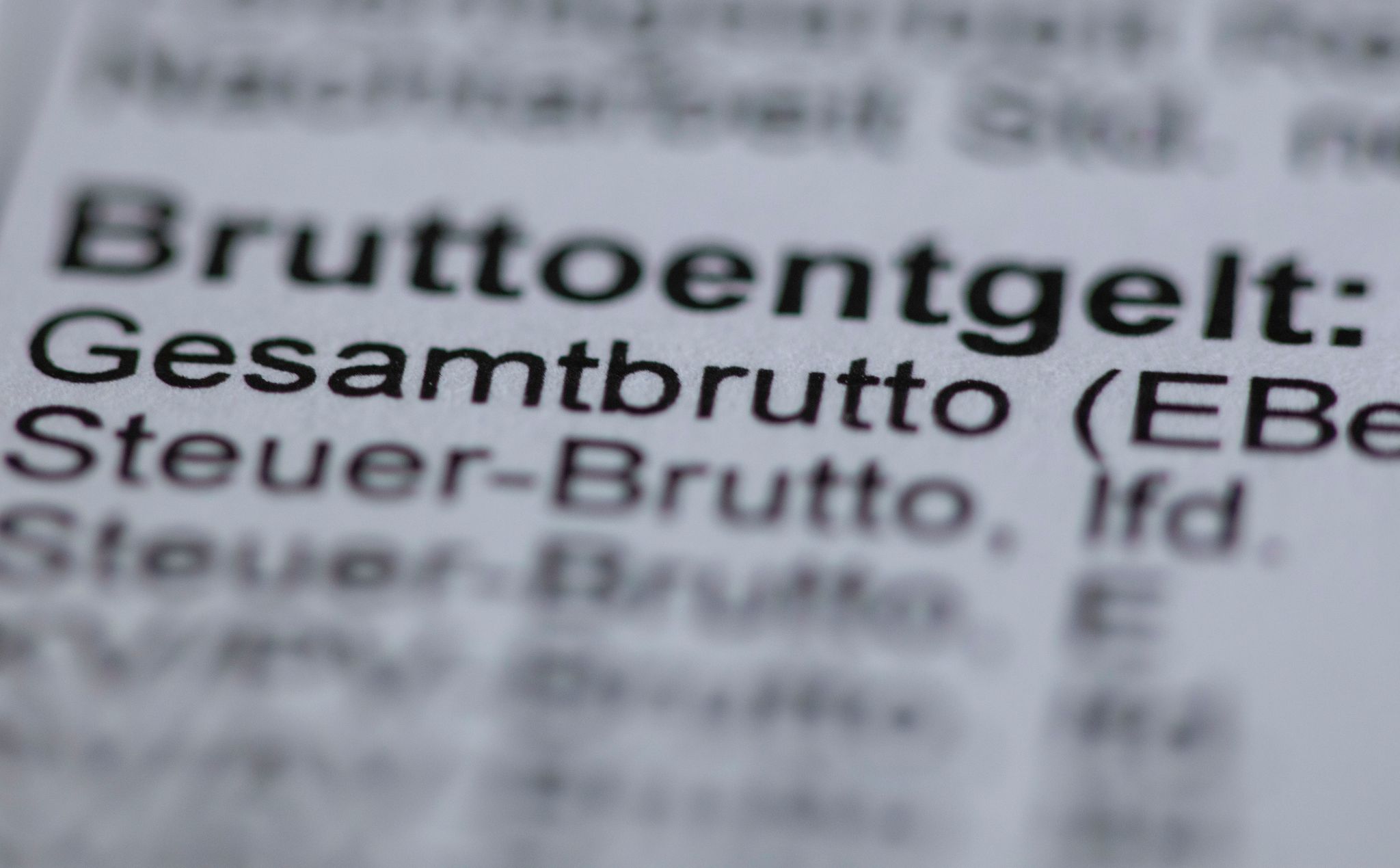 Mittlerer Jahresverdienst steigt über 52.000 Euro brutto