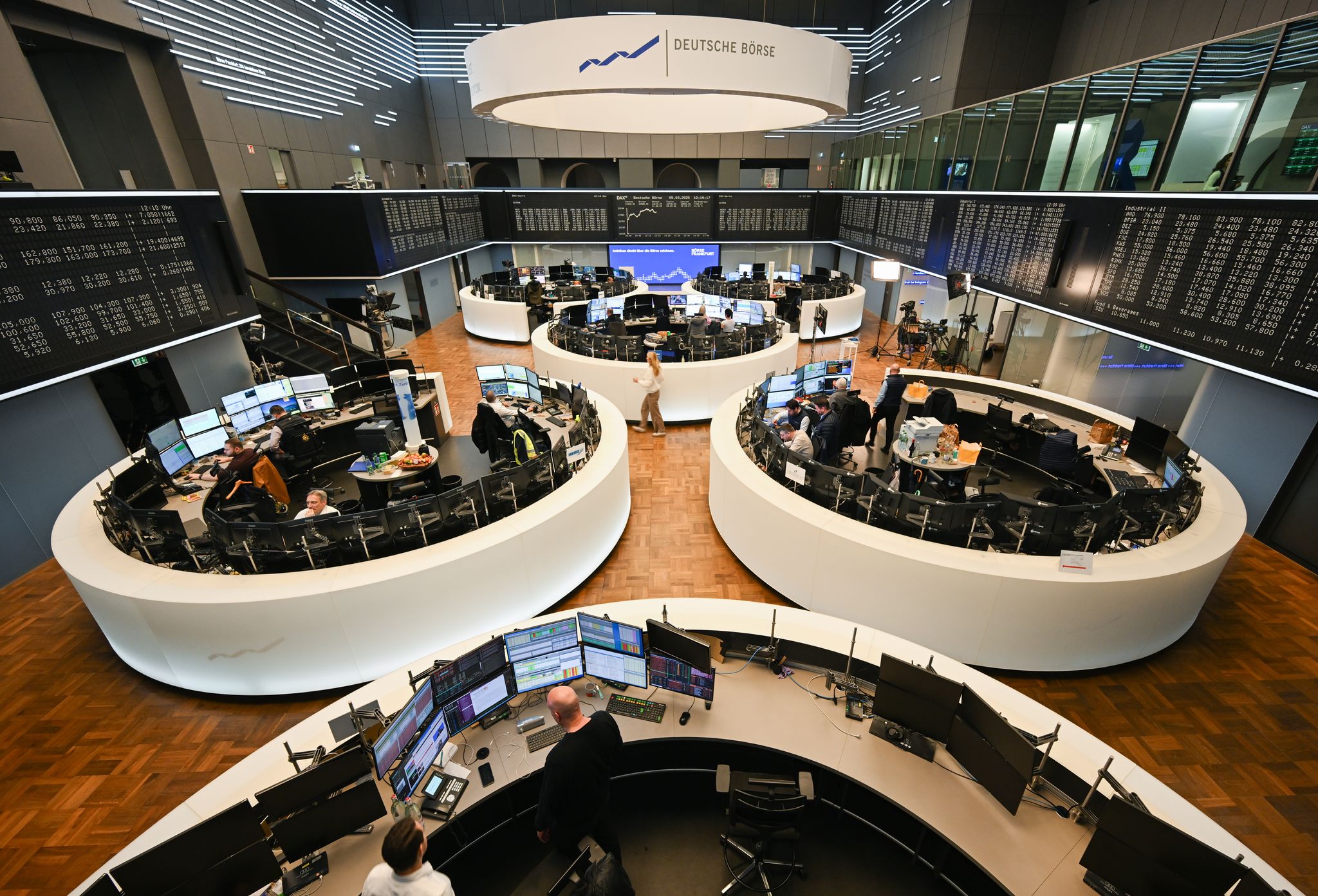 Dax bricht um zehn Prozent ein